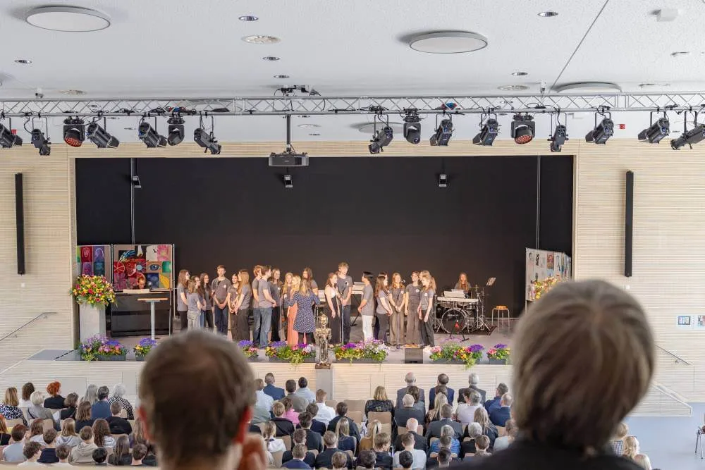 Schüler moderieren Termin im Gymnasium und blicken auf gemeinsames Projekt zurück